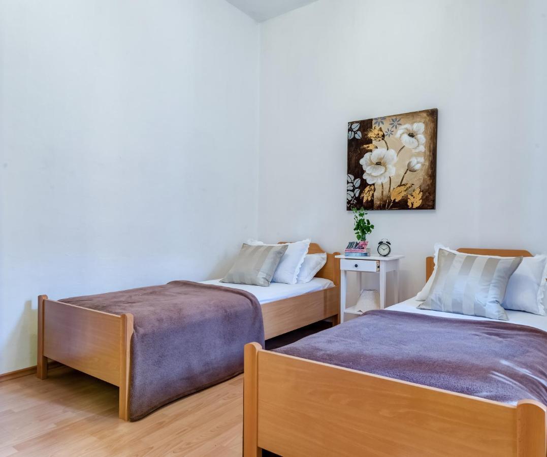 Apartments Bralic Vis Ngoại thất bức ảnh